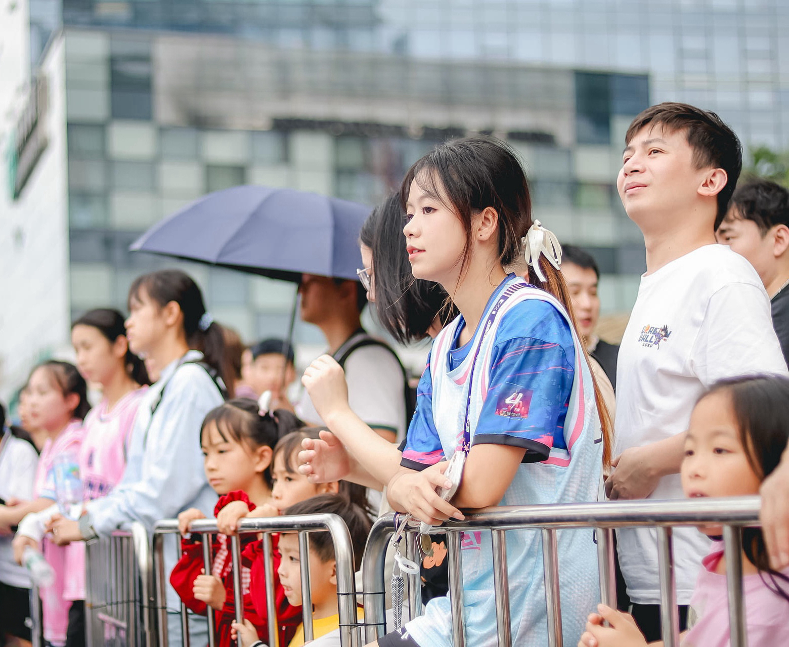 1730773346643310.jpg 【04】围观群众络绎不绝,为参赛选手加油助威.jpg