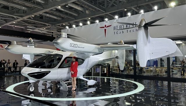 候机楼等待、过闸口登机……进博会现场沉浸式体验“打飞的”| 进博未来范儿