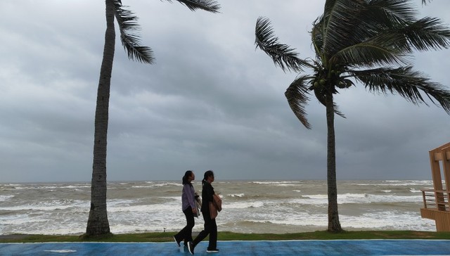 台风“银杏”影响趋弱，部分过海列车恢复开行