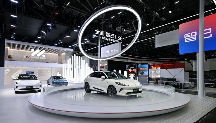 闪电快讯 ｜ 智己宣布升级IMOS 3.5.0 灵蜥数字底盘和IM AD高阶智驾实现融合