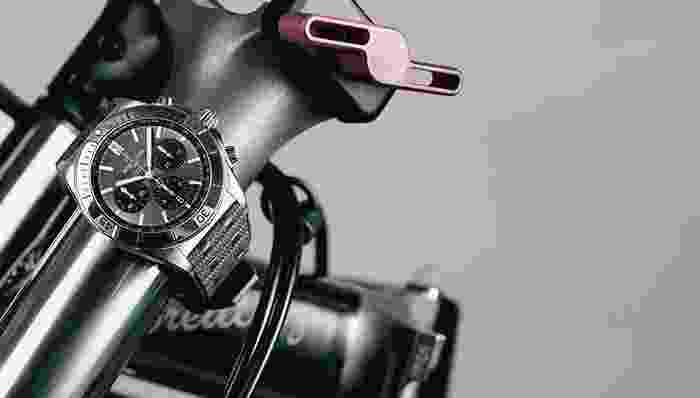 当富人都玩骑行，瑞士高级腕表的联名对象从超跑变单车