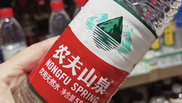 “回应一切”的钟睒睒与渴望“新故事”的农夫山泉