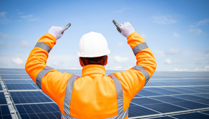 盘前机会前瞻| 工信部重磅发文！光伏制造迎来政策利好，这几家公司在光伏电池和关键组件方面业内领先（附概念股）