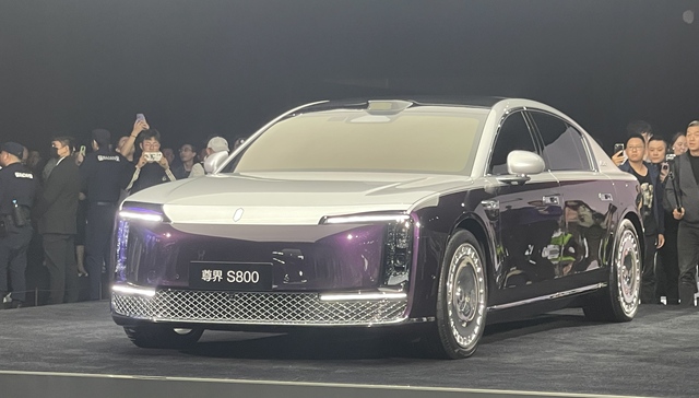 尊界首款车预售价超百万元，华为鸿蒙智行累计交付50万辆