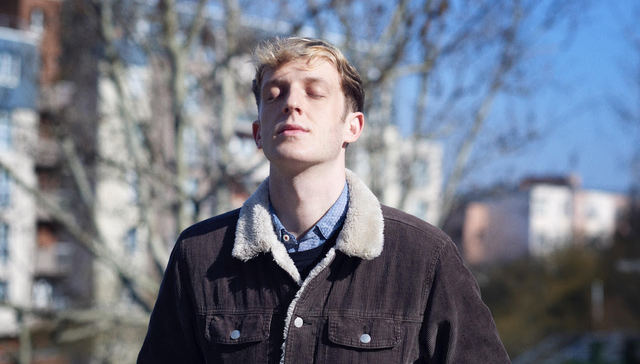 在阶级流动中我感到巨大的羞耻，“阶级变节者”的忧郁无处安放 | 专访