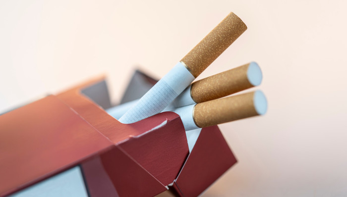 风靡校园的“烟卡”，违法了吗？