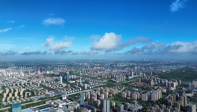 五个新城，公共服务，基础设施，产业集群，招商引资