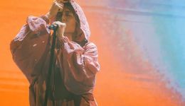 1位艺人多家“抢”：中国市场再次抬高海外艺人身价？