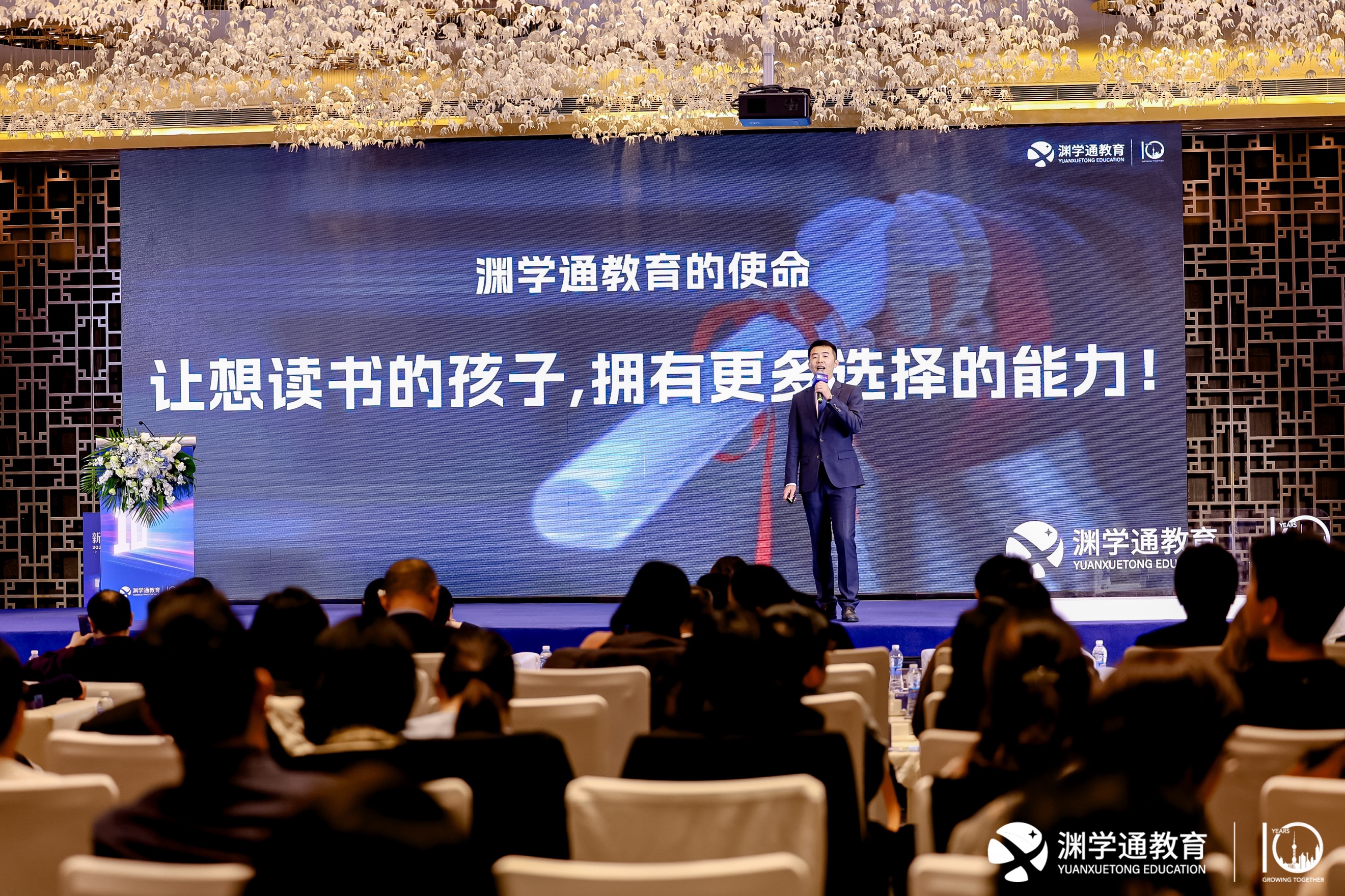 人们在看台上的人群中度可信度描述已自动生成