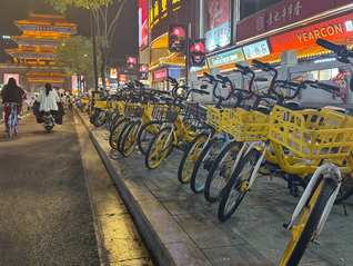 郑州大学生集体夜骑到开封火了，跨城的共享单车该怎么办？