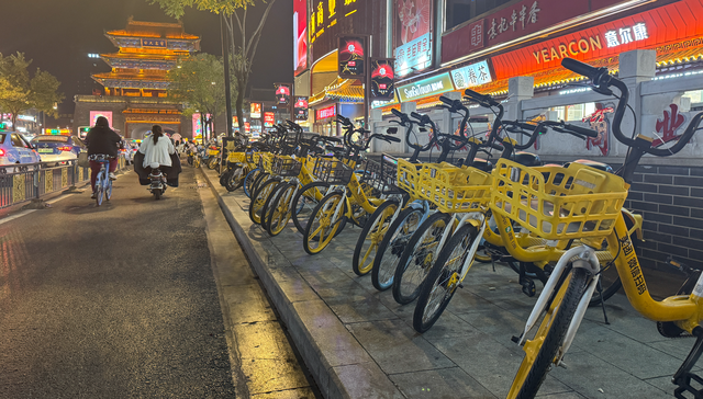 郑州大学生集体夜骑到开封火了，跨城的共享单车该怎么办？