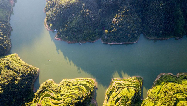 地方新闻精选 | 贵州翻船事故致8死 清华大学通报学生违纪情况