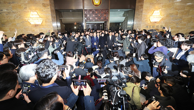 【图集】韩国首尔“动荡”一夜，当地华人：半夜能听到直升机声