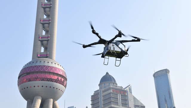 小鹏汇天“陆地航母”飞行汽车上海首飞，2026年量产交付