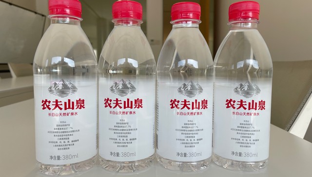农夫山泉推出新品长白山矿泉水，活动价15瓶仅要18元