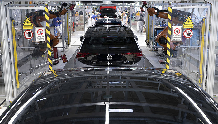 电厂 | 欧盟最大政治团体攻击“禁燃令”，矛头指向中国汽车