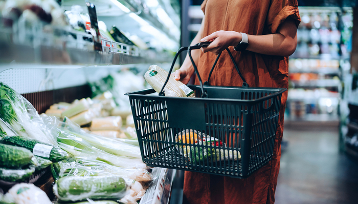 消费习惯被重塑：追求性价比，拥抱“穷鬼套餐”和平替｜回望2024①