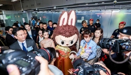 东南亚的直播间，挤满了开盲盒的女孩