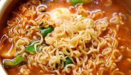 方便面的“自?！? class=