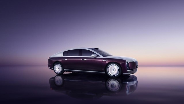 余承东与四界老总合体直播，尊界S800内饰让撒贝宁直呼“真尊”