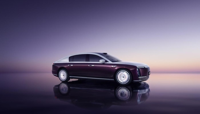 余承东与四界老总合体直播，尊界S800内饰让撒贝宁直呼“真尊”