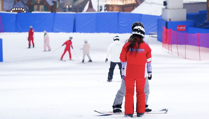 上海，临港新片区，冰雪经济，滑雪