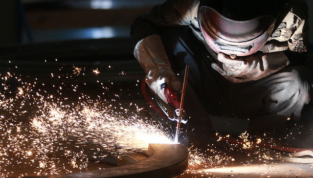 【专访】王小鲁：政府应严格执法守法，企业应稳健经营争取平稳过冬 | 2024民企大调研⑭