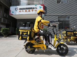 知名博主体验送外卖，称除非中国人都错峰吃饭，才能解决超时问题