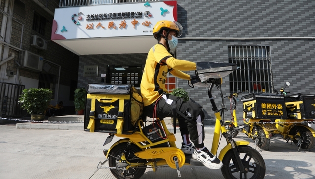 知名博主体验送外卖，称除非中国人都错峰吃饭，才能解决超时问题
