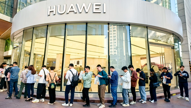 华为Mate70系列开售：门店再现排队潮，溢价较前代下滑