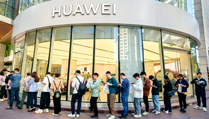 华为Mate70系列开售：门店再现排队潮，溢价较前代下滑
