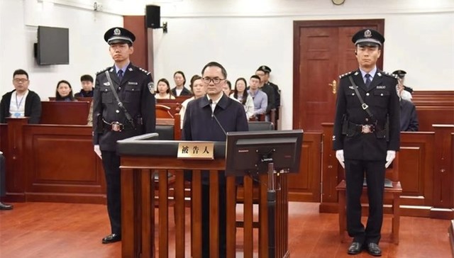 反腐专题片：崔茂虎打牌上瘾，商人租下别墅专供其吃喝玩乐