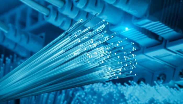 盘前机会前瞻|工信部开展万兆光网试点工作！这几家公司在400G/800G高带宽全光连接领域深度布局（附概念股）