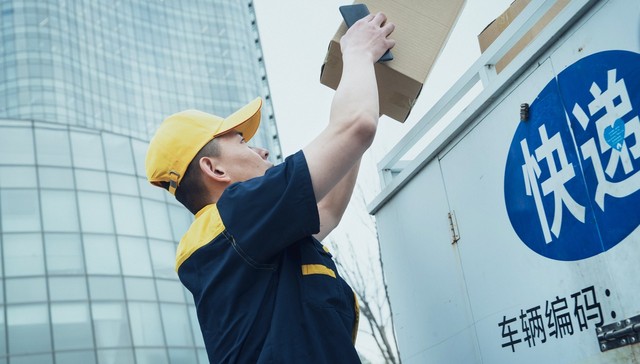 2024年我国快递业务量突破1700亿件，平均每人120件