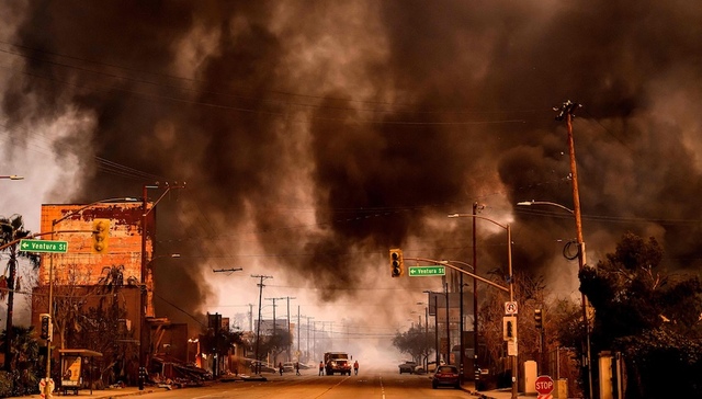 洛杉矶山火完全失控，湖人队航班延误、环球影城关闭