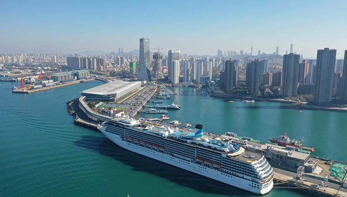 首艘国产大邮轮爱达·魔都号亮相青岛母港，将于4月开启巡游