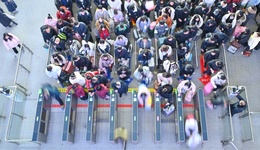 直通部委 | 春運首日跨區(qū)域人員流動量達(dá)1.72億人次 去年免簽入境外國人同比上升112.3%