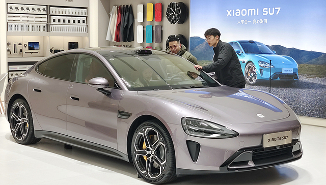 雷军转发去年12月纯电轿车销量榜单，小米SU7超过特斯拉Model 3