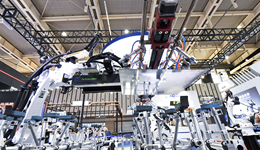 多地推動新型工業(yè)化，大力發(fā)展戰(zhàn)略性產(chǎn)業(yè)集群