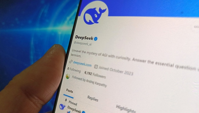 DeepSeek升至美区苹果应用榜第六，今日曾现短时闪崩