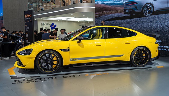 雷军开工首日发红包，给小米SU7 Ultra定下1万辆销售目标