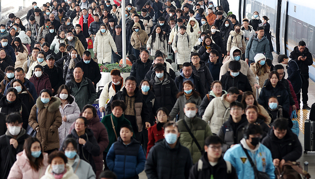 返程高峰有票无法上高铁，车站回应：很多人“买短乘长”导致超员