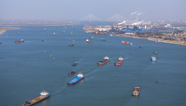 今年经济增长目标或保持在5%左右，物价涨幅或下调至2% | 地方两会看全国①