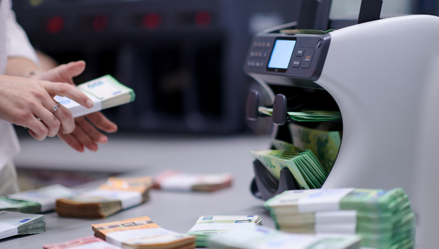 少见！存两年不如存一年，部分银行存款利率“倒挂”