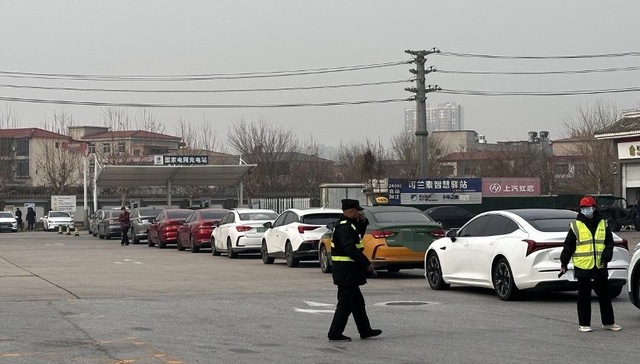 电厂 | 在这个春节，新能源车主依然困在高速充电队伍中
