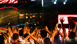 誰在春晚的聚光燈下“押注未來”？