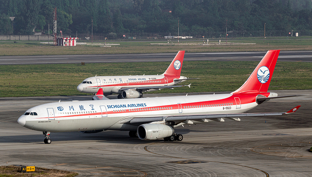 乘客航班上昏迷抢救无效死亡，监控和处置流程存争议，川航回应：目前尚未与家属达成一致