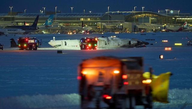 达美航空一客机在多伦多着陆时发生翻覆事故，机上载有80人