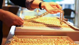 金飾“賣不動(dòng)了”，周大福們?nèi)绾纹凭郑? class=