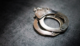 導(dǎo)演鄭某峰涉嫌猥褻兒童被刑拘，名下多家公司已吊銷或注銷